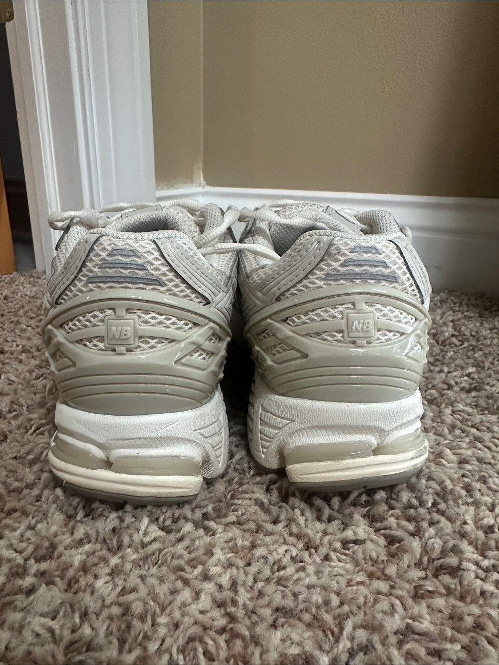 New Balance 1906R Athletic Sneakers Beige/Cream sz 8.5 - Picture 5 of 6